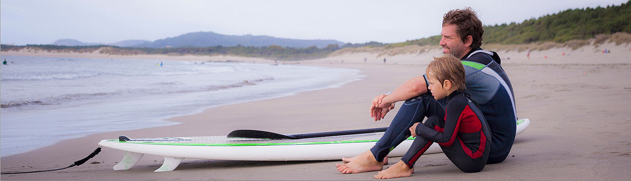 Vader en zoon bij Surfplank