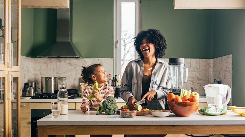 Moeder en kind koken samen