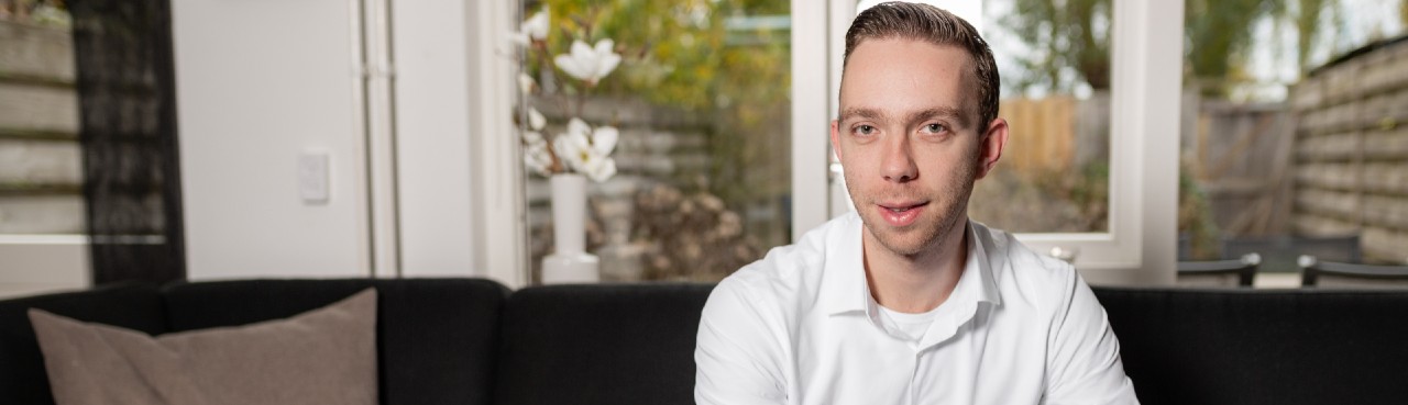 Klant van Nationale-Nederlanden Mark belegt bij Beheerd Beleggen om ooit eerder te stoppen met werken. Hij zit op de bank en vertelt hoe hij daartoe kwam. 